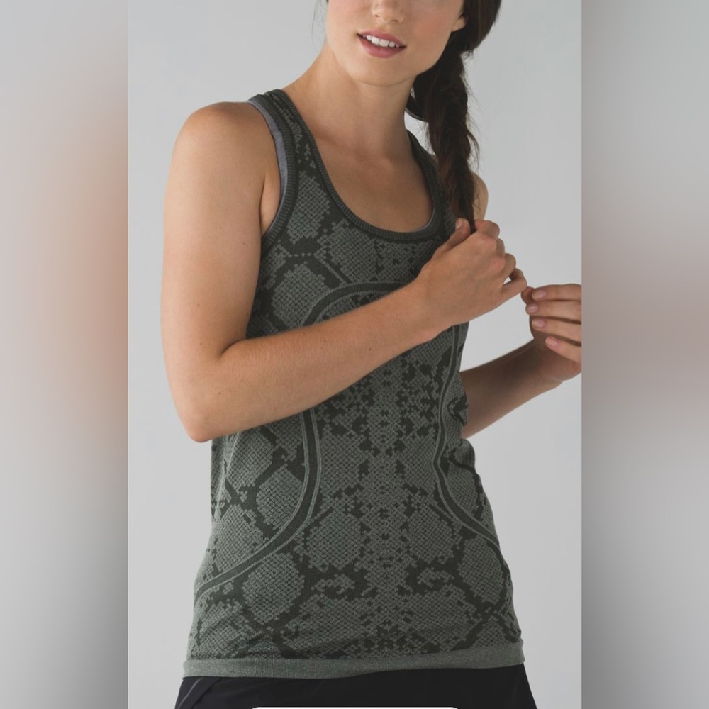 Lululemon Swiftly Tech Racerback
Heathered Gator Green size 6, Silverescent